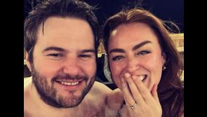 Comhghairdeachas m&oacute;rthimpeall agus an t-amhr&aacute;na&iacute; R&oacute;is&iacute;n O geallta 