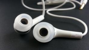 Expert warns earphones are causing deafness in young people 