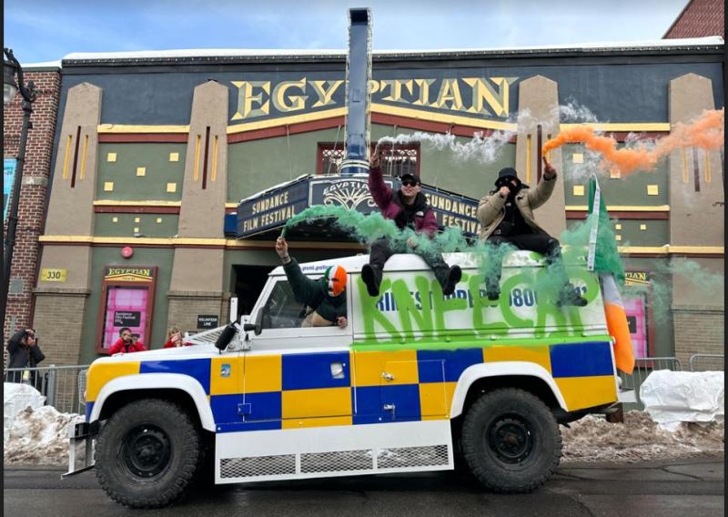 Tagann Kneecap go Sundance i land rover do chuid an PSNI