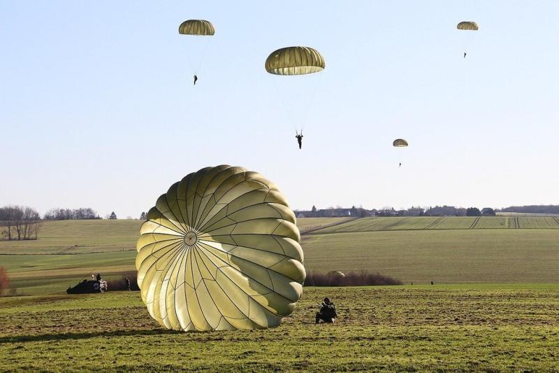Two members of Defence Forces injured upon landing after parachute display