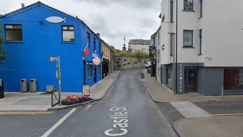 HGV drivers causing traffic chaos going down narrow Mayo street