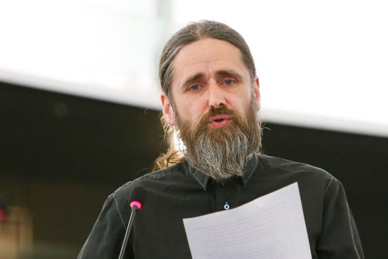 Ming calls for &lsquo;total lockdown&rsquo; 