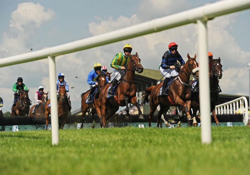 Record temperatures as crowds return to Ballinrobe Races