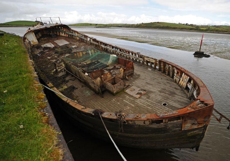 Rotting wreck ‘Charisma’ removed from Westport’s Quay