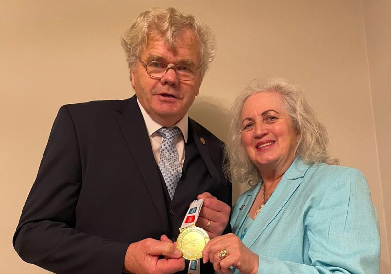 St Anne’s legend Peter wins award