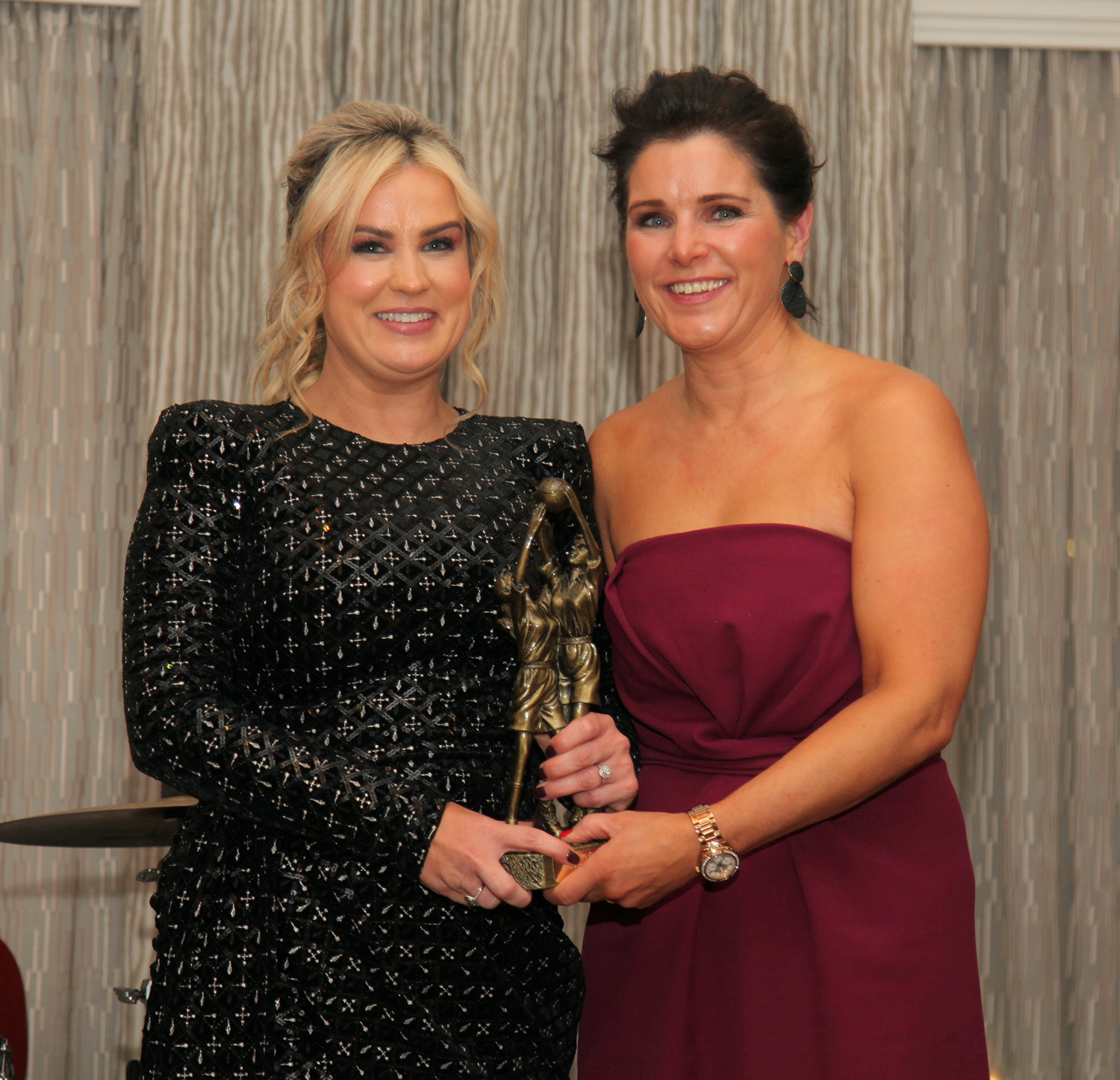 Mothers and Others Player of the Year 2025 was Suzanne Breen, being presented with her award by Sinéad Stagg, Mayo LGFA Chairperson.